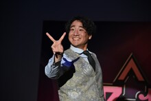 “デカピース”をする田津原理音