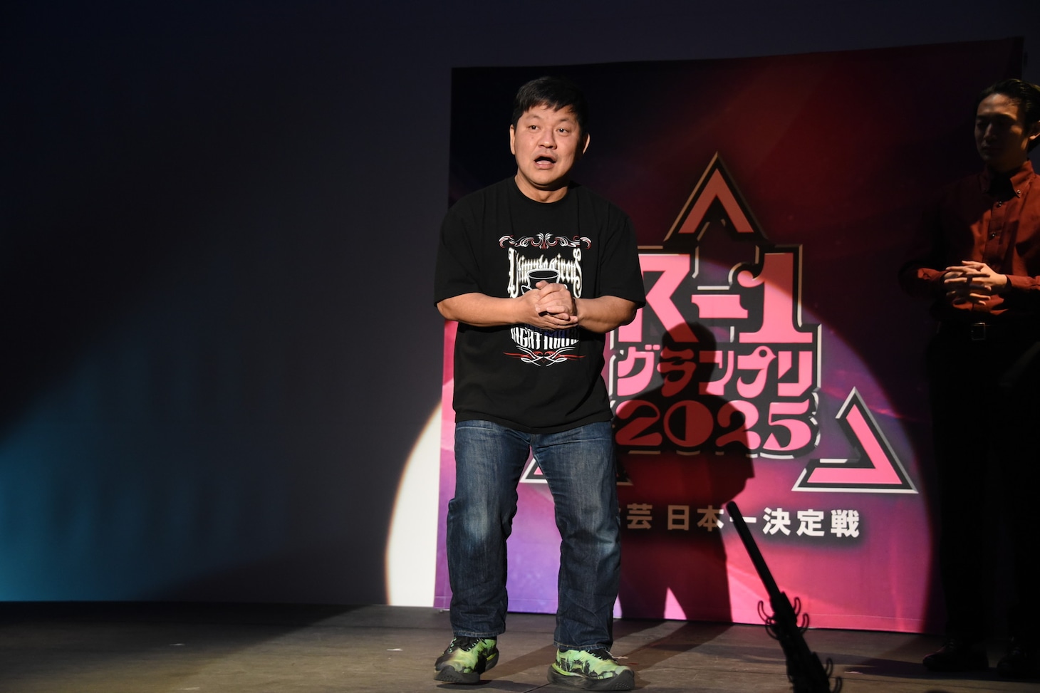 私服であることに恐縮しきりのチャンス大城
