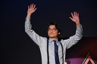 「石井、やったでー！」と相方に呼びかけるさや香・新山