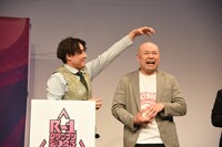 ネタ順抽選時の（左から）田津原理音、ハギノリザードマン