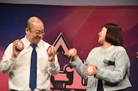 互いのネタ順を見せあう（左から）ルシファー吉岡、吉住