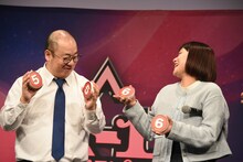 互いのネタ順を見せあう（左から）ルシファー吉岡、吉住