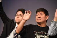 左からヒロ・オクムラ、チャンス大城