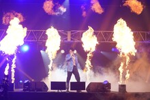 スモーク、火柱、巨大ミラーボール！豪華演出満載の野田クリスタル無観客配信コンサート