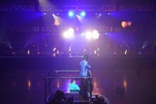 会場に観に来ていたマヂカルラブリー村上は、自身の後ろで歌われ嫌がる