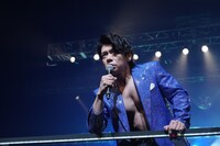 トロッコに乗って歌う野田クリスタル