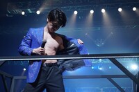 肉体美をアピールする野田クリスタル