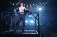 肉体美をアピールする野田クリスタル