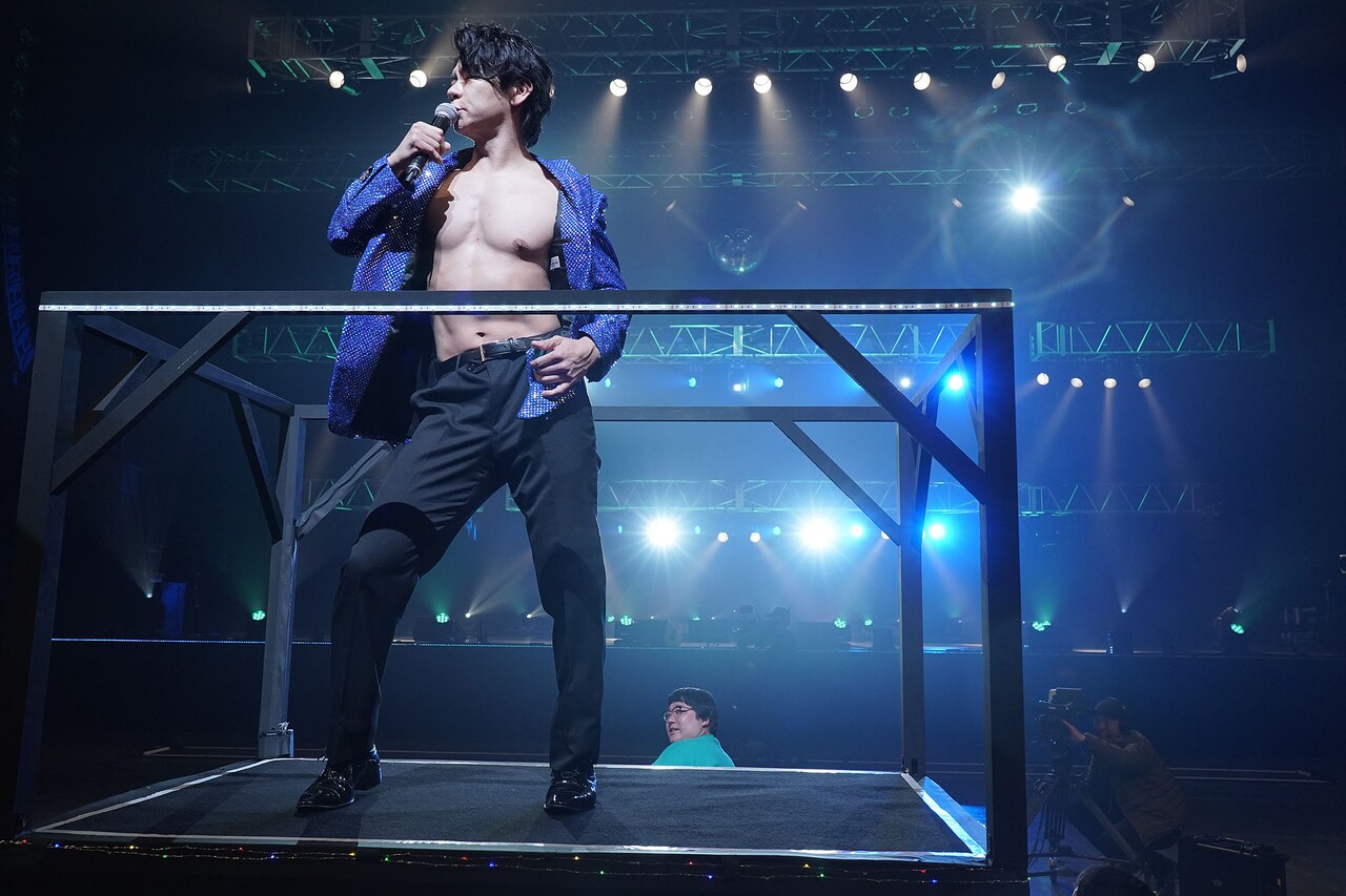 スモーク、火柱、巨大ミラーボール！豪華演出満載の野田