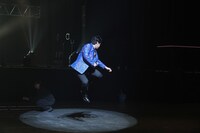 トロッコを降り、客席フロアで歌い踊る野田クリスタル