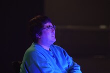 会場で野田クリスタルの歌を聴くマヂカルラブリー村上