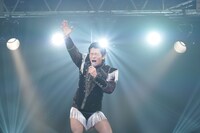 熱唱する野田クリスタル