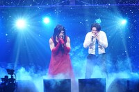 一緒に歌う中島美嘉本人（野田クリスタル）と野田クリスタル（Mr.シャチホコ）