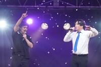 一緒に歌うORANGE RANGE本人（野田クリスタル）と野田クリスタル（Mr.シャチホコ）