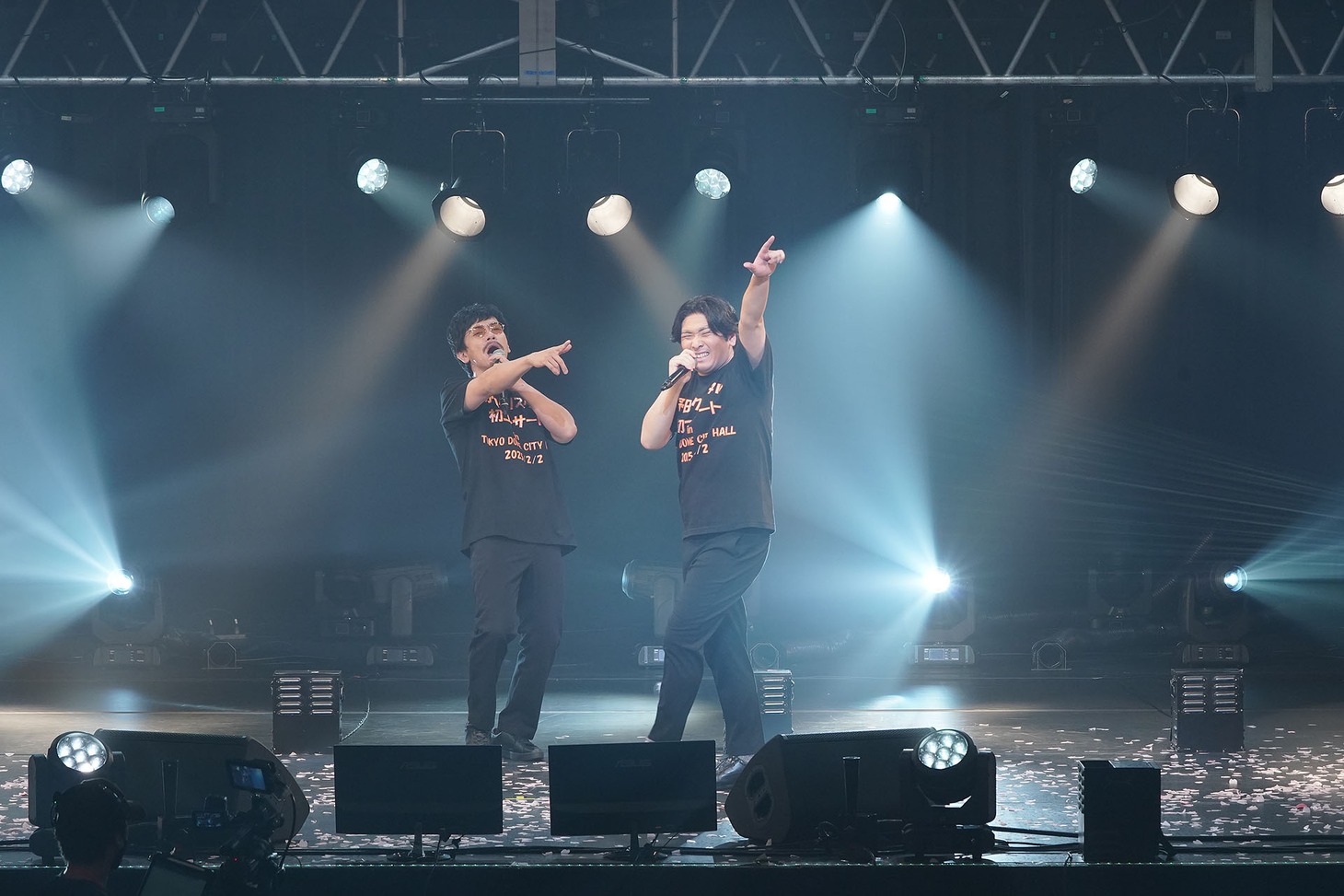 アンコールで「笑顔のまんま」を歌うORANGE RANGE本人（野田クリスタル）と野田クリスタル（Mr.シャチホコ）
