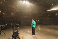 コンサートが終わり、帰り支度をするマヂカルラブリー村上