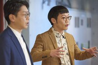 WebCM撮影中の男性ブランコ