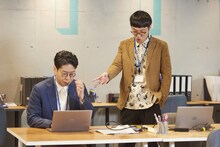 WebCM撮影中の男性ブランコ