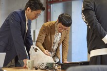 WebCM撮影中の男性ブランコ