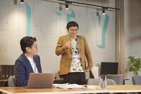 WebCM撮影中の男性ブランコ