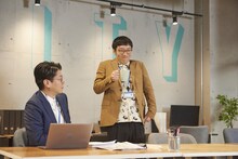 WebCM撮影中の男性ブランコ