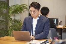 WebCM撮影中の男性ブランコ浦井