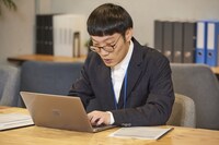 WebCM撮影中の男性ブランコ平井