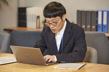WebCM撮影中の男性ブランコ平井
