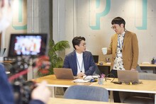 WebCM撮影中の男性ブランコ