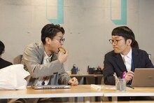 WebCM撮影中の男性ブランコ