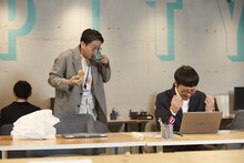 WebCM撮影中の男性ブランコ