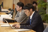 WebCM撮影中の男性ブランコ