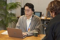 WebCM撮影中の男性ブランコ浦井