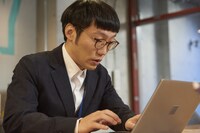 WebCM撮影中の男性ブランコ平井