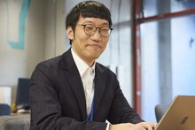 WebCM撮影中の男性ブランコ平井