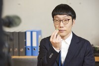 WebCM撮影中の男性ブランコ平井