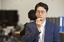 WebCM撮影中の男性ブランコ浦井