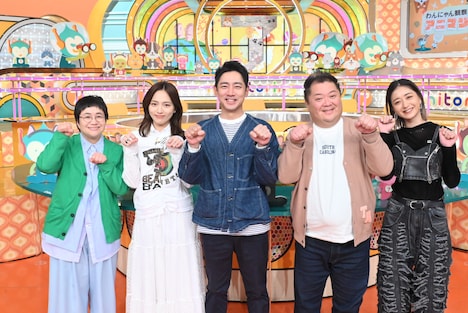 左から、ハリセンボン春菜、川口春奈、小泉孝太郎、ブラックマヨネーズ小杉、池田美優