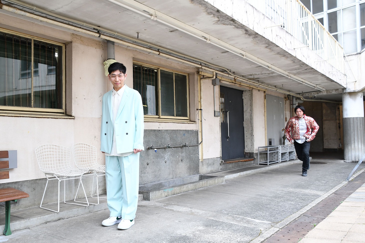 直立しているみやのもとへ、ローラーシューズを履いたヤジマリー。が滑ってきて横並びになった瞬間をカメラに収める、というスタイルでフォトセッションが行われた。