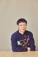 小説連載「あちらこちらのオノマトペ」をスタートさせる男性ブランコ平井