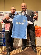 ジュビロ磐田の浜浦社長とラブレターズ塚本(写真提供:ASH&Dコーポレーション)