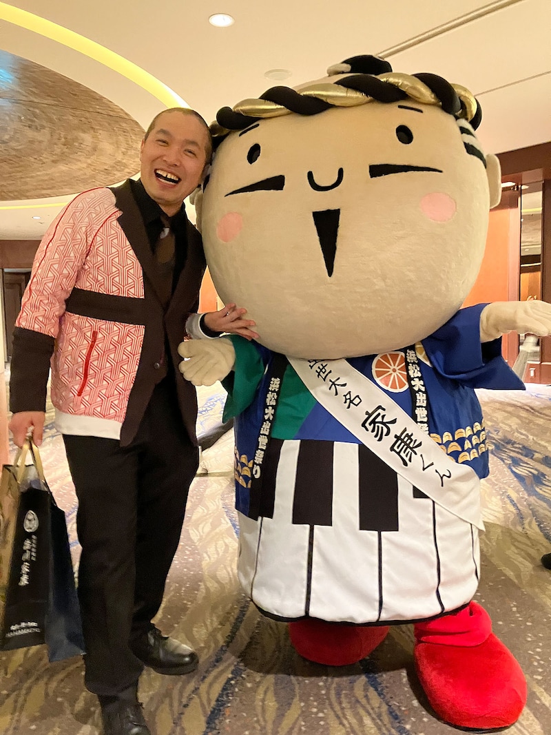 浜松市マスコットキャラクター はままつ福市長「出世大名家康くん」と、ラブレターズ塚本(写真提供:ASH&Dコーポレーション)