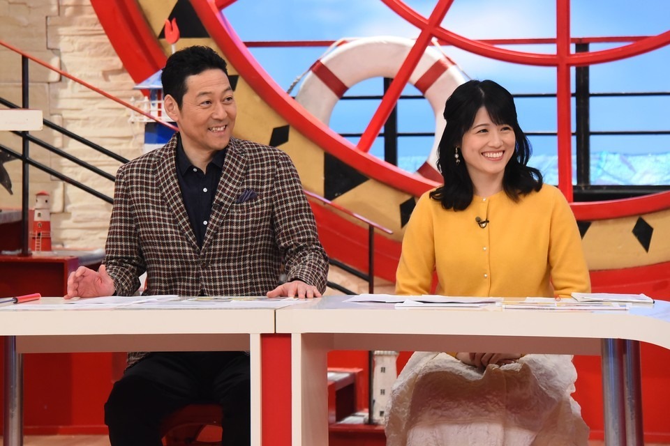 左から東野幸治、中島めぐみアナウンサー