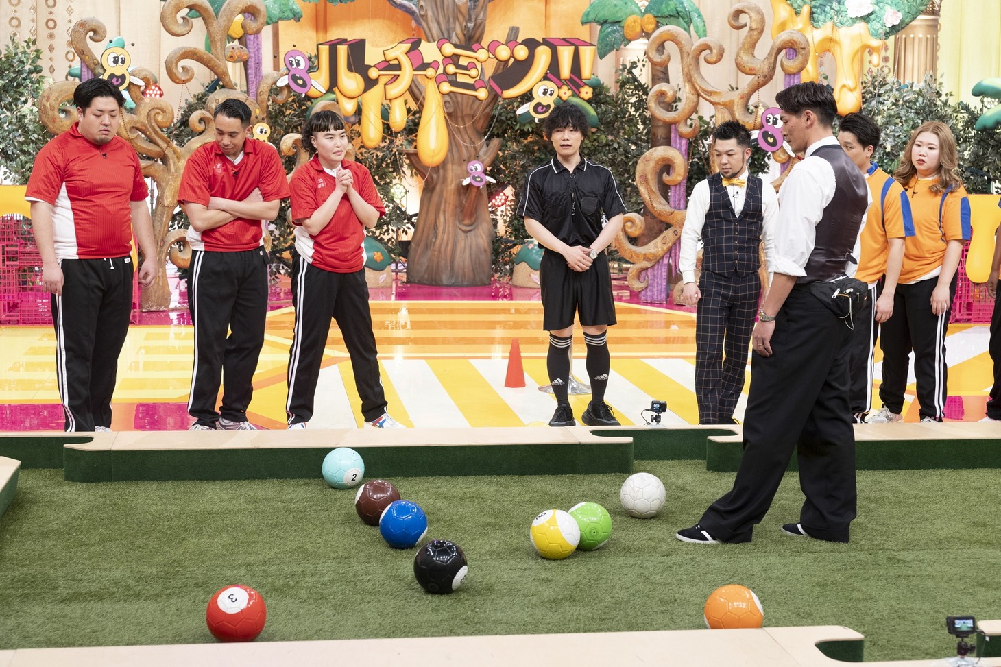 槙野智章と生ファラオ石川が対決するゲーム「ビリビリッカー」のワンシーン