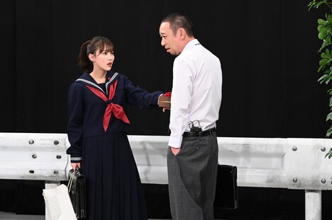 左から田中美久、千鳥・大悟