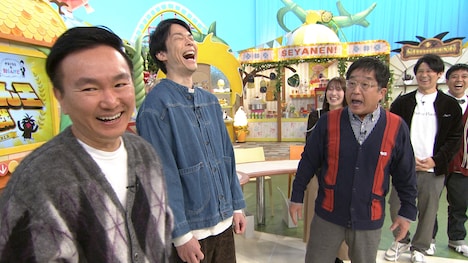 「せやねん！」にまつわるクイズを行うかまいたち、トミーズ健、スマイル、小嶋花梨