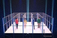 「The Walls」のワンシーン