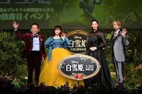 左からダイアン津田、白雪姫役の吉柳咲良、女王役の月城かなと、魔法の鏡役の諏訪部順一