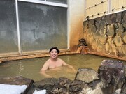 北海道のボロいい宿で温泉を満喫するバナナマン日村