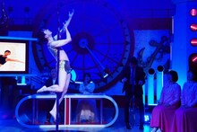 ポールダンスを披露するザ・ギース高佐